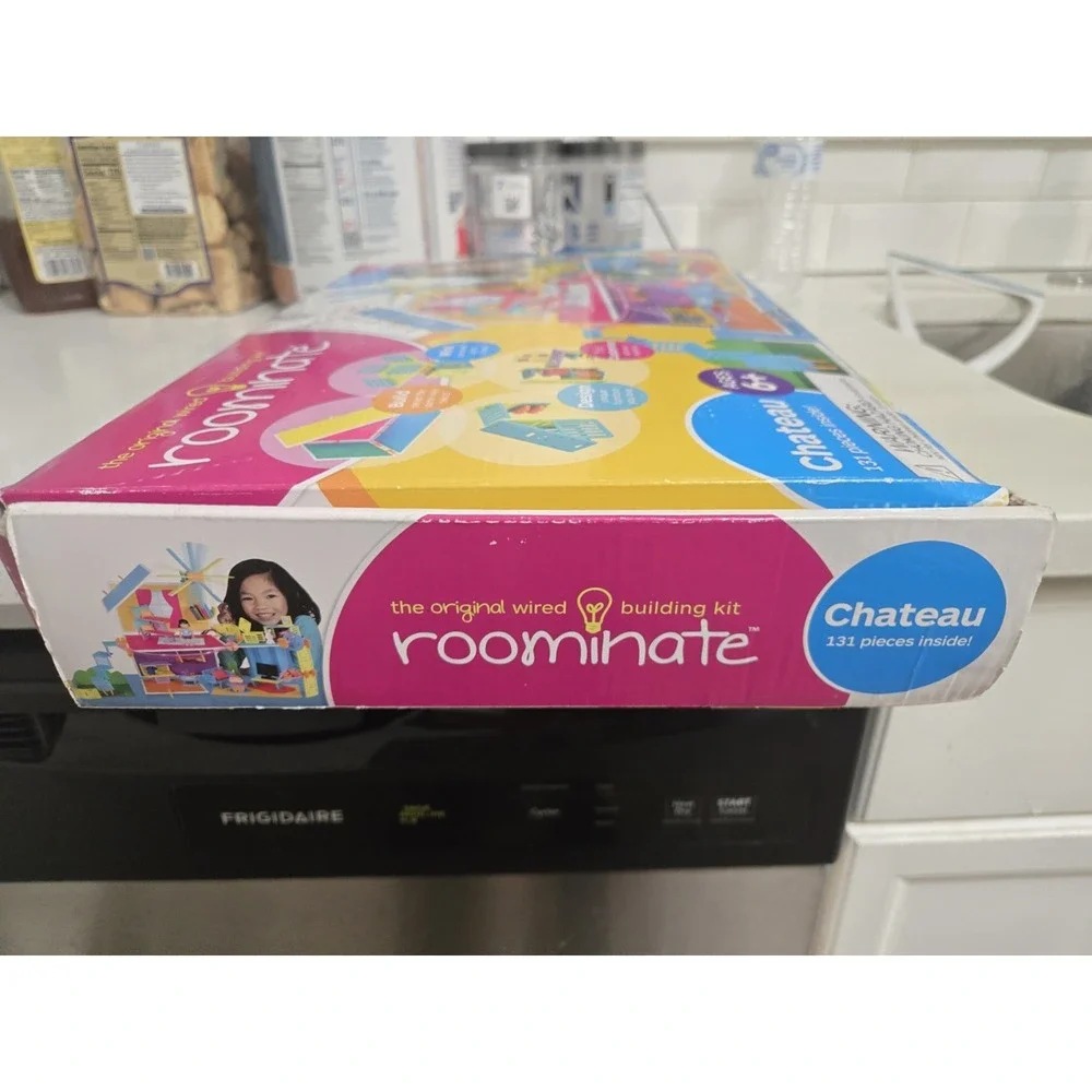 Roominate Chateau Wired Building Kit 131 Pieces Ages 6+ RM3002-DH